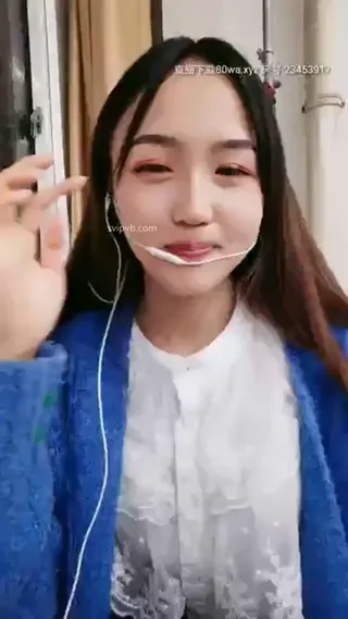 수업 중에 절친에게 몰래 미미가 새는 것을 엄호하고 기숙사로 돌아가 홀딱 벗었…