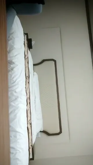 겉모습이 달콤한 꽃팔 문신, 팬티 단추 구멍을 헤치고 69가 서로 핥는 …