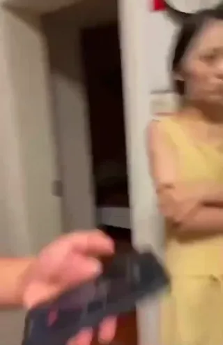 며느리가 정을 훔치는 것을 발견하면 당황하지 말고, 핸드폰 비디오를 꺼내 고소하여 꺼지라고 해라.