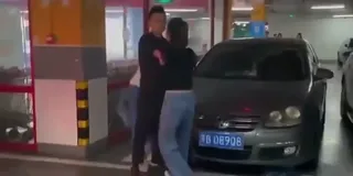 거리에서 간통 현장을 잡다.