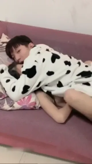 한 무리의 젊은이들이 격정적인 말씨름을 탁탁 크게 하는 쇼는 매우 음탕하고 놓치지 않는 것을 좋아한다