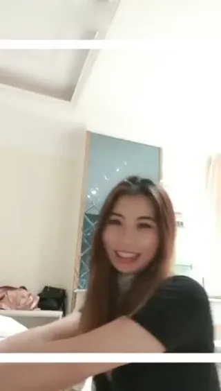 침대 위의 실력은 큰형을 유혹하고, 팬티를 벗기고 닭발을 훑고, 입과 젖을 충분히 사귀었다.