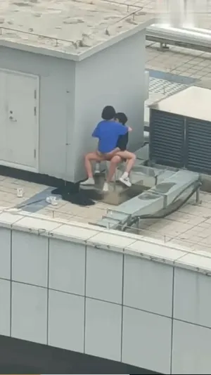 점심시간 여친 옥상으로 불러내서 숏타임 - 한국야동 국산야동