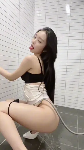 화장실에서 소중이 세척하는 이쁜이 쩡이 - 한국야동 국산야동